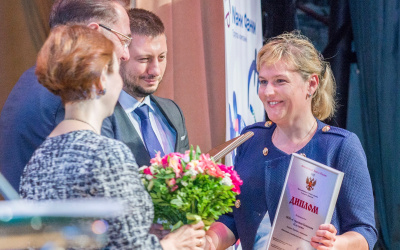 Татьяна Федосеева получает премию «Финансовая элита Росии» в номинации «Качество клиентского обслуживания» (2017) Источник фото: vk.com/soglasie_sk